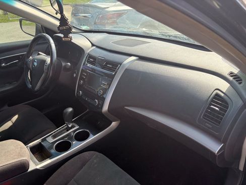 Used 2017 Nissan Altima 2.5 SR w/ Midnight Edition Package FWD image 4