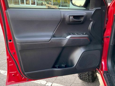 Used 2022 Toyota Tacoma TRD Off-Road w/ Technology Package image 21