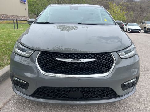 Used 2022 Chrysler Pacifica Touring-L FWD image 2