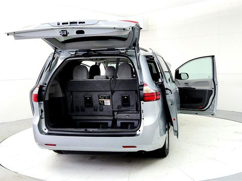 Used 2020 Toyota Sienna LE FWD image 11