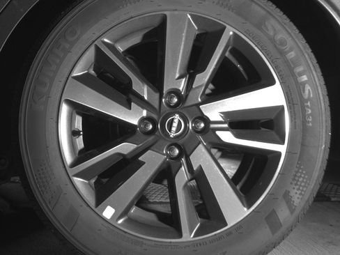 Used 2025 Nissan Versa SV image 14