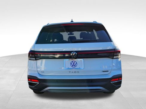 New 2026 Volkswagen Taos SE image 5