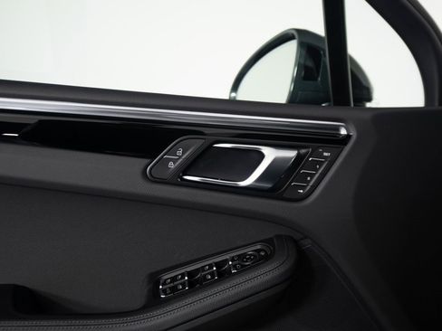 New 2026 Porsche Macan image 18