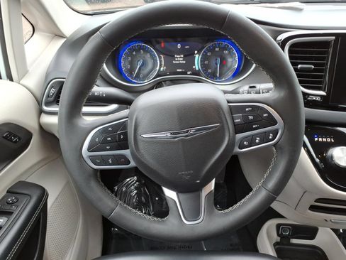 Used 2023 Chrysler Pacifica Touring-L FWD image 22