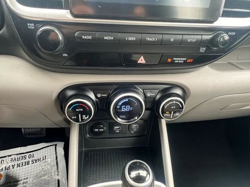 Used 2021 Hyundai Venue SEL image 18