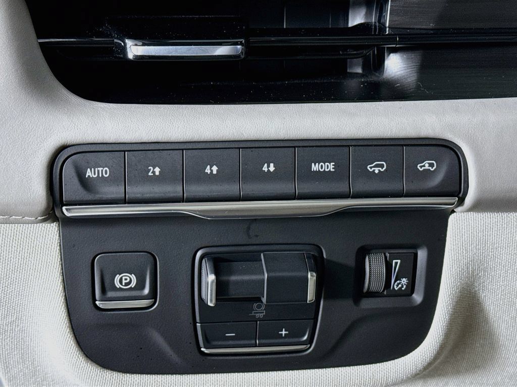 Used 2024 Cadillac Escalade Sport Platinum w/ LPO, ONYX Package AWD/4WD image 11