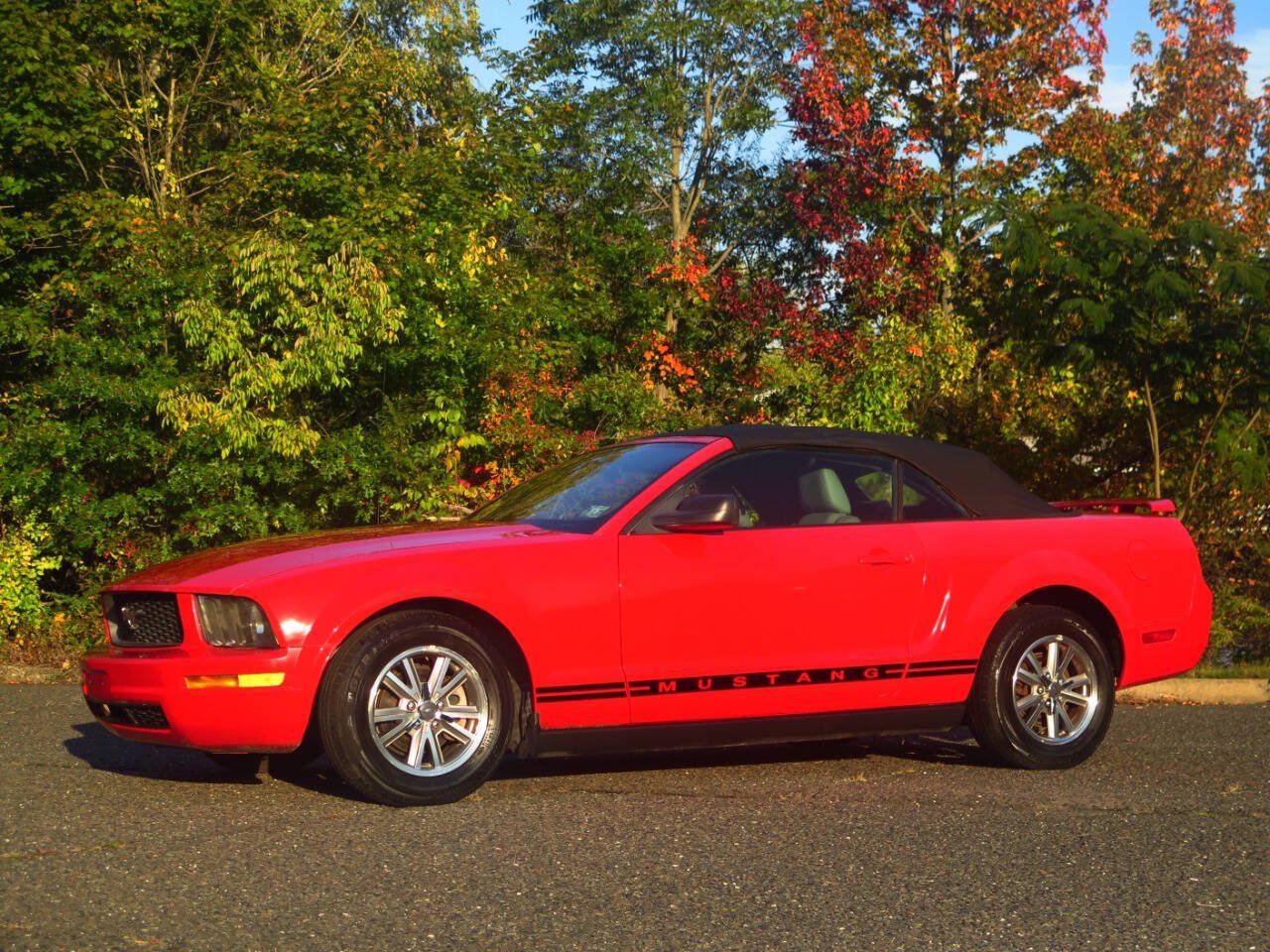 Used 2005 Ford Mustang Convertible RWD image 2