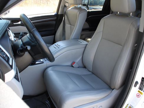 Used 2016 Toyota Highlander Limited Platinum AWD/4WD image 17