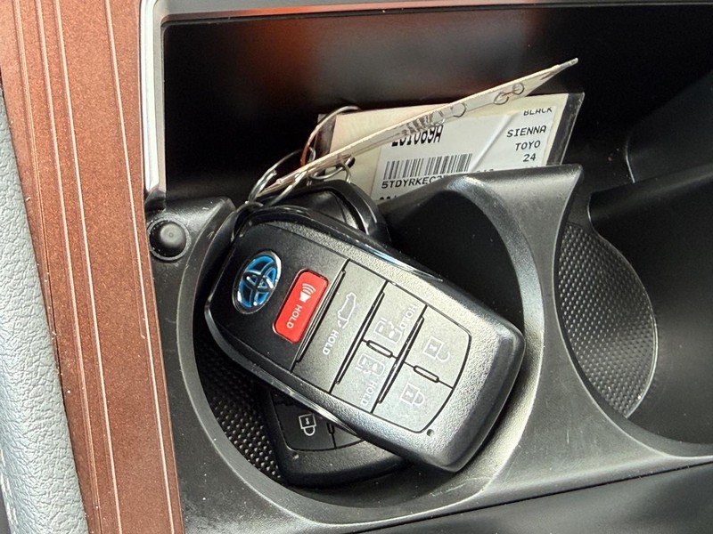 Used 2024 Toyota Sienna XLE FWD image 31