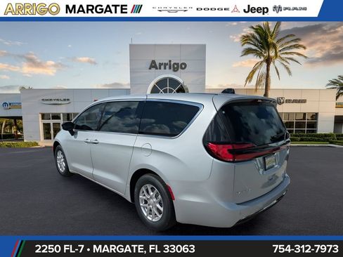 New 2026 Chrysler Pacifica Select FWD image 7
