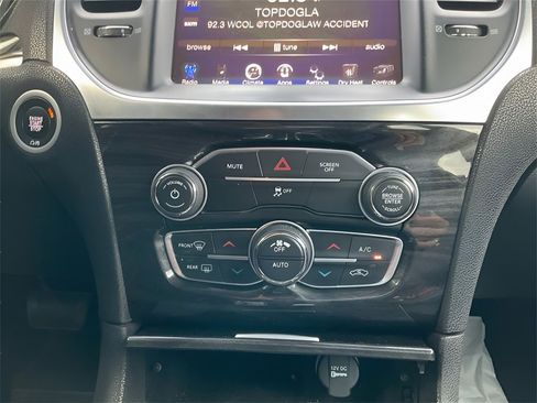 Used 2017 Chrysler 300 Limited image 23