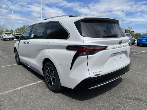 New 2026 Toyota Sienna Platinum image 6