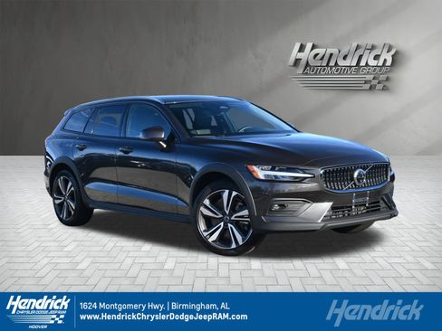 Used 2025 Volvo V60 B5 Cross Country Plus image 1