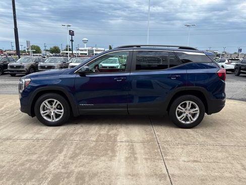 Used 2022 GMC Terrain SLE w/ Driver Convenience Package FWD image 2