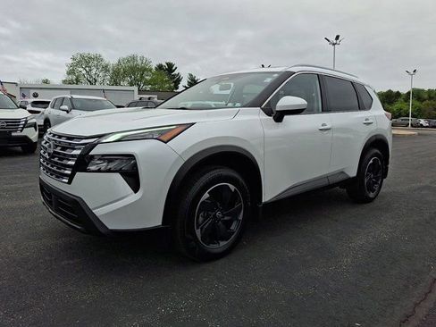 Used 2024 Nissan Rogue SV w/ SV Premium Package FWD image 3