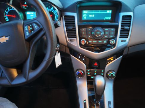 Used 2014 Chevrolet Cruze LS image 13