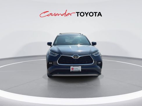 Certified 2025 Toyota Highlander Platinum AWD/4WD image 3