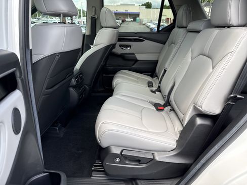 Used 2025 Honda Pilot Touring image 9