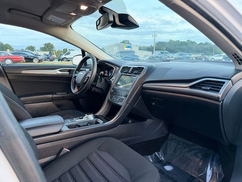 Used 2019 Ford Fusion SE FWD image 20
