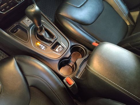 Used 2019 Jeep Cherokee Latitude Plus w/ Comfort/Convenience Group image 26