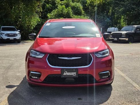 Used 2025 Chrysler Pacifica Select FWD image 2