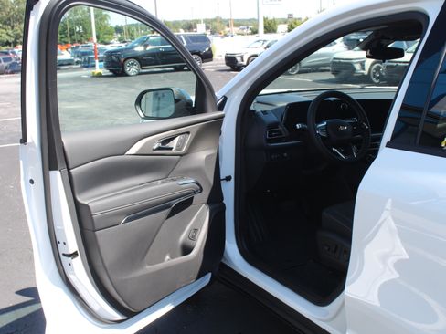 New 2027 Chevrolet Traverse LT w/ Sun and Wheel Package FWD image 8