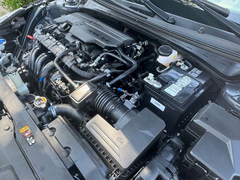 Used 2021 Hyundai Elantra SE FWD image 29