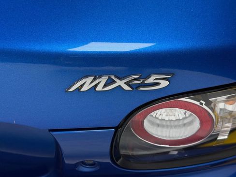 Used 2006 MAZDA MX-5 Miata Sport image 11