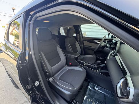 Used 2025 Chevrolet TrailBlazer LT image 34