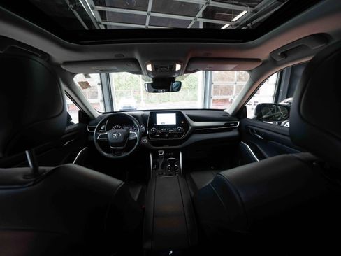 Used 2023 Toyota Highlander XLE image 19