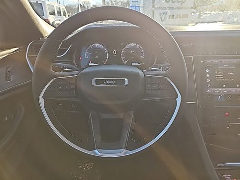 Certified 2024 Jeep Grand Cherokee Limited w/ Black Appearance Package image 18