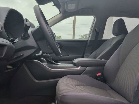Used 2023 Toyota Highlander L FWD image 16