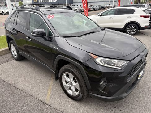 Used 2021 Toyota RAV4 XLE w/ Convenience Package AWD/4WD image 2