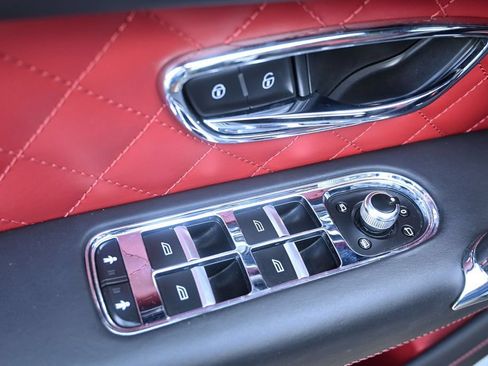 Used 2020 Bentley Bentayga AWD/4WD image 19