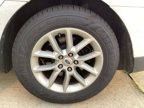 Used 2013 Ford Taurus SE FWD image 6