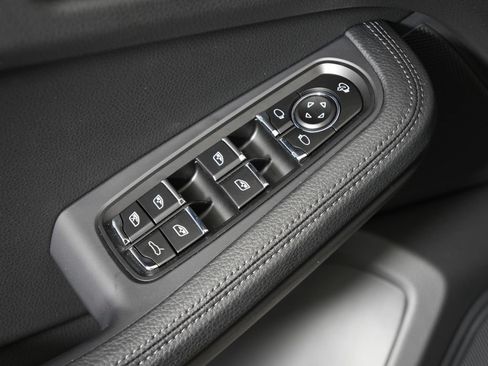 Used 2026 Porsche Macan AWD/4WD image 16