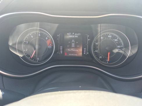 Used 2019 Jeep Cherokee Latitude Plus w/ Cold Weather Group AWD/4WD image 18