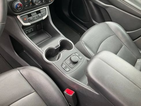 Used 2024 GMC Terrain SLT AWD/4WD image 15