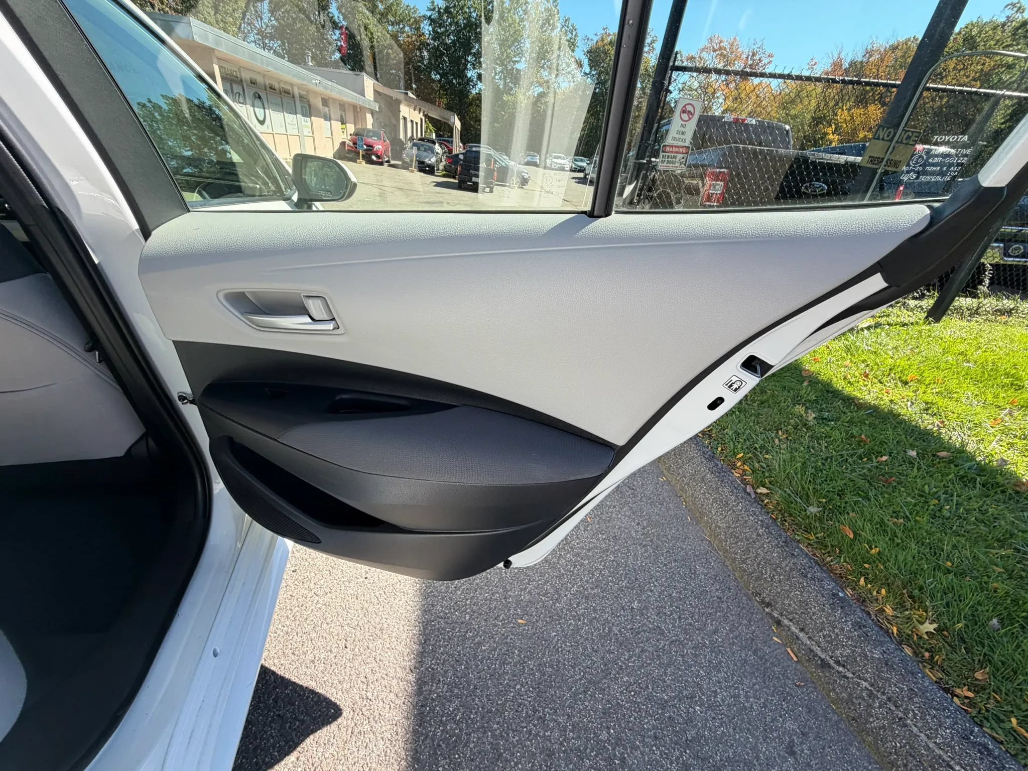 Used 2021 Toyota Corolla LE FWD image 17