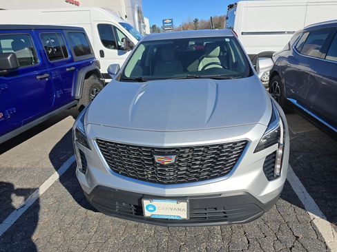 Used 2021 Cadillac XT4 Luxury w/ Cold Weather Package image 2