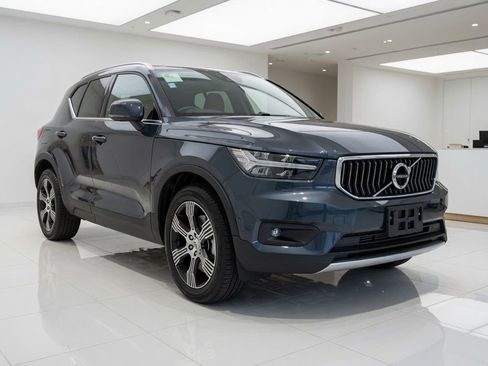 Used 2021 Volvo XC40 T4 Inscription FWD image 3