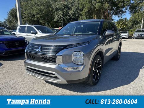 Used 2024 Mitsubishi Outlander SE image 1