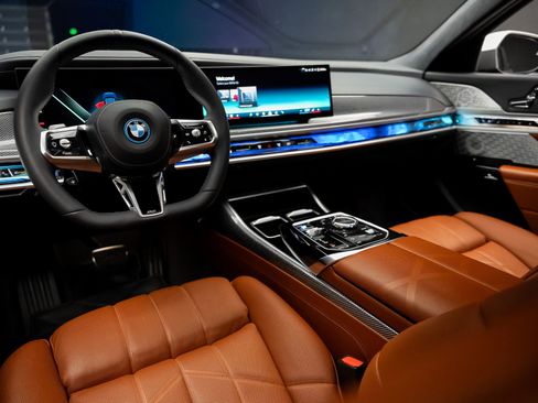 Used 2023 BMW i7 xDrive60 AWD/4WD image 3
