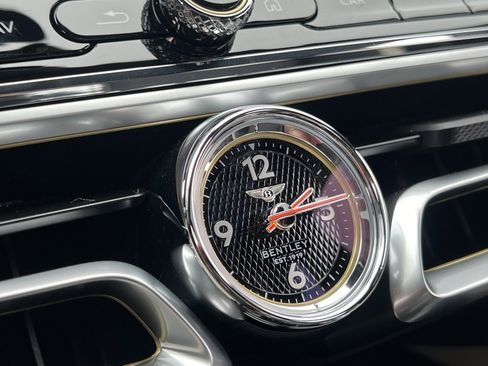 Used 2025 Bentley Flying Spur Plug-In Hybrid image 34