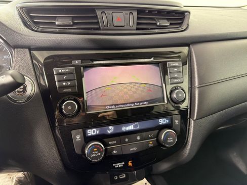 Used 2018 Nissan Rogue SV image 17