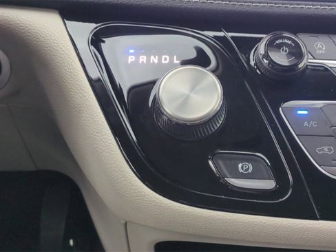 Used 2023 Chrysler Pacifica Touring-L image 20