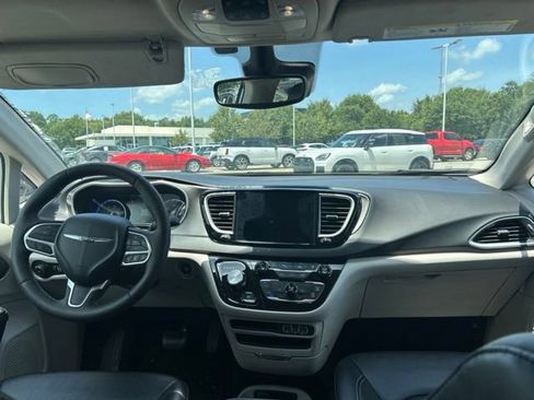 Used 2024 Chrysler Pacifica Touring-L FWD image 18