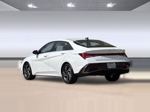 Used 2025 Hyundai Elantra Limited FWD image 3