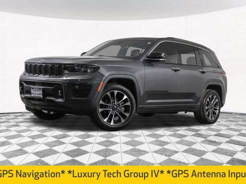 Used 2022 Jeep Grand Cherokee Overland w/ Luxury Tech Group IV AWD/4WD image 2