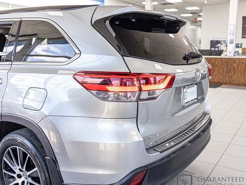 Used 2018 Toyota Highlander SE w/ Protection Package #3 AWD/4WD image 12